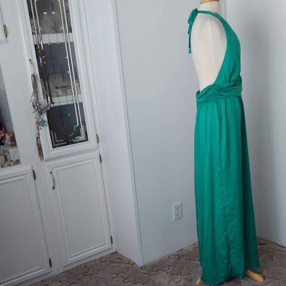 Elegant Backless Green Maxi Dress - Picture 8 of 10